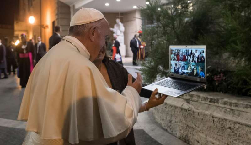 Papa predica computer governo