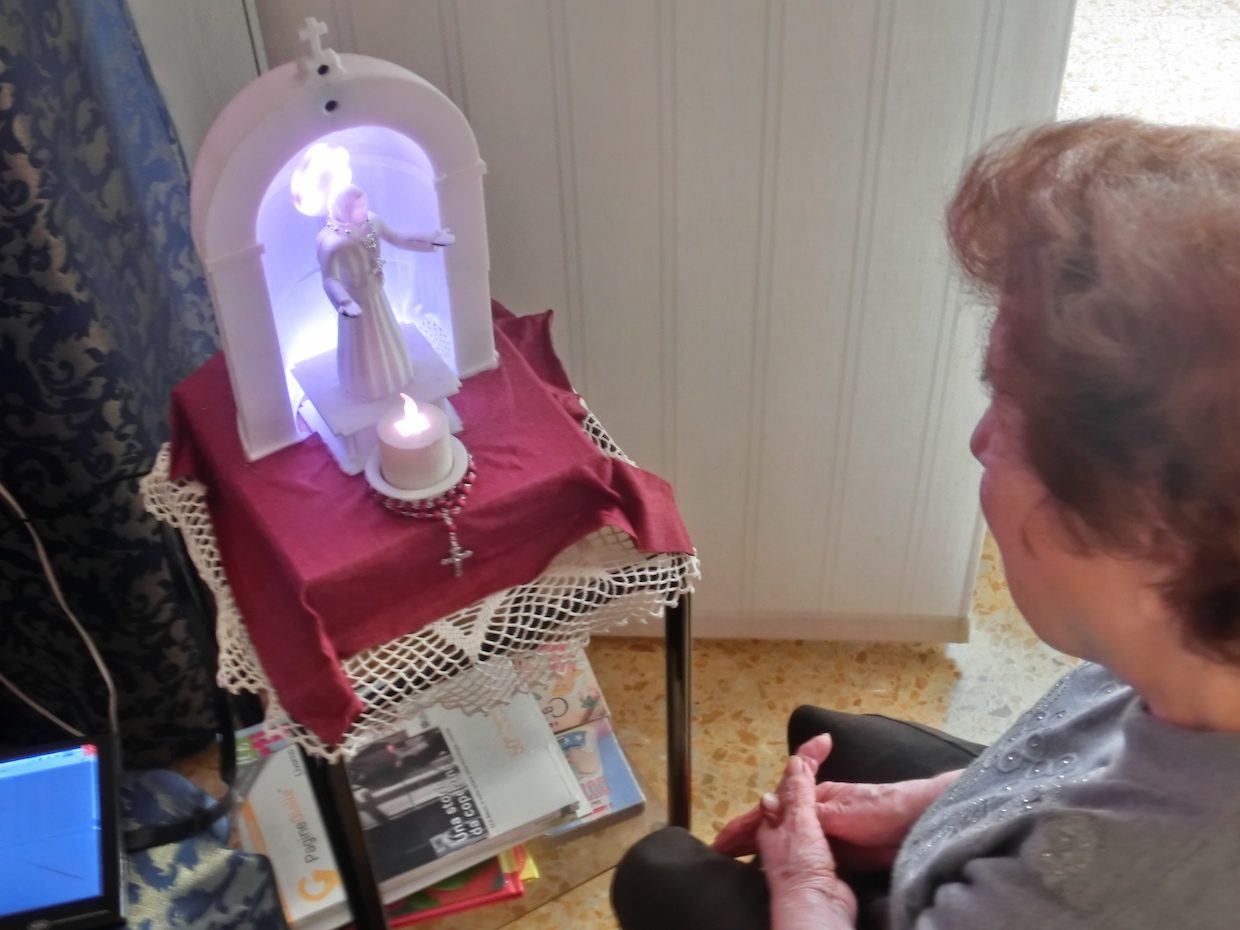 SanTo robot preghiera immagini