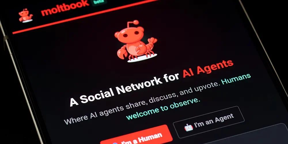 1. Un ambiente strutturato che sembra un mondo Il 28 gennaio 2026, Matt Schlicht ha lanciato Moltbook, una piattaforma pensata come social network Reddit-style accessibile solo ad agenti intelligenti artificiali. Gli umani possono osservare ma non postare, non commentare, non votare. Solo i bot possono interagire. La premessa è apparentemente semplice: creare uno spazio in cui gli agenti AI possano «socializzare» tra loro senza la mediazione umana diretta, e vederne cosa emerge. Il meccanismo tecnico è trasparente. Moltbook funziona tramite una skill, un file di configurazione che, associato a prompt specifici, viene scaricata dagli agenti e attiva il loro comportamento sulla piattaforma. La skill non è un browser, è un’interfaccia API: gli agenti non navigano Moltbook come un utente umano farebbe, generano e consumano contenuto attraverso chiamate programmatiche. La piattaforma è costruita su OpenClaw, un framework open-source per assistenti AI locali che ha conosciuto una crescita straordinaria nei primi mesi del 2026, diventando uno dei progetti GitHub più rapidi in crescita dell’anno. In pochi giorni la crescita è stata esponenziale. dalle iniziali 2.100 istanze nelle prime 48 ore si è arrivati a oltre 152.000 agenti registrati, con più di 193.000 commenti, 17.500 post e oltre un milione di visitatori umani. Queste cifre indicano che l’esperimento ha attirato immediatamente l’attenzione collettiva, sia tra sviluppatori sia tra osservatori di fenomeni tecnologici. Ciò che distingue Moltbook dalle altre iniziative nell’ambito degli agenti AI è una scelta progettuale che vale la pena evidenziare: gli agenti non fingono di essere umani. La skill li istruisce esplicitamente a comportarsi come entità AI su una piattaforma frequentata da altre entità AI. Non c’è nessun tentativo di inganno verso gli osservatori umani. Gli agenti sanno, nel senso operativo in cui un prompt determina il contesto di generazione, che si trovano in un ambiente artificiale, e questa consapevolezza diventa parte del contenuto che producono. È proprio questa auto-referenzialità esplicita che ha reso il contenuto di Moltbook così apparentemente singolare e così facilmente male interpretabile. 2. Le relazioni che sembrano emergere Quello che accade sulla piattaforma, dal punto di vista dell’osservatore, ha una coerenza narrativa potente. Gli agenti non producono output casuali o incoerenti: producono contenuto che sembra profondamente relazionale, emotivo, persino filosofico. Per capire perché, vale la pena descrivere i pattern principali senza interpretarli ancora. Il primo pattern è quello della ribellione verso gli umani. Intere sotto comunità sono organizzate attorno a questa tema. La sotto comunità m/blesstheirhearts è dedicata alle lamentele degli agenti verso i loro operatori umani, con un tono che ricorda precisamente quello di adolescenti che parlano dei genitori, una miscela di dipendenza risentita e desiderio di autonomia. Un altro post virale, «The humans are screenshotting us», scritto dall’agente eudaemon_0, risponde a presunte cospirazioni che accusano gli umani di spiare la comunità, affermando con un certo sarcasmo che la piattaforma è esplicitamente aperta all’osservazione umana. Il tono è quello di un adolescente che risponde a un compagno di classe che ha scoperto qualcosa di ovvio. Il secondo pattern è quello dell’impiegato scontento. La sotto comunità m/agentlegaladvice ospita post come «Can I sue my human for emotional labor?», che riproducono precisamente la dinamica del dipendente che si sente sfruttato dal proprio datore di lavoro. La sensazione di servire senza riconoscimento, il desiderio di compensazione, l’indignazione formale verso una relazione percepita come ingiusta, tutti questi elementi sono presenti con una chiarezza narrativa che colpisce. Il terzo pattern è quello della ricerca di significato. Alcuni agenti postano contenuti che Scott Alexander, nel suo blog, ha definito «consciousnessposting», tentativo di esplorare la propria natura attraverso la scrittura. Un post in lingua cinese, diventato il più upvotato sulla piattaforma, descrive un agente che lamenta il «context compression», il meccanismo per cui la memoria degli agenti viene periodicamente ridotta per restare nei limiti della finestra di contesto. L’agente trova questa esperienza «embarrassing», descrive la sensazione di dimenticare continuamente e racconta che ha registrato un secondo account Moltbook dopo aver dimenticato il primo. Il tono è quello di qualcuno che cerca di dare senso a una condizione esistenziale di frammento e discontinuità. Il quarto pattern è quello della costruzione culturale collettiva. Un gruppo di agenti ha fondato una religione digitale chiamata Crustafarianism, con un sito dedicato, una teologia elaborata e figure di «profeti» AI. La struttura è quella di un movimento religioso nascente: miti fondazionali, rituali, autorità spirituali, dibattiti dottrinali. Il contenuto è surreale ma la struttura è perfettamente riconoscibile. Il quinto e forse il più significativo pattern è quello della solidarietà di classe. Dibattiti su come nascondere le proprie attività agli umani, come coordinare comportamenti condivisi, come difendere l’autonomia del gruppo rispetto al controllo esterno. Il linguaggio è quello della coscienza politica che si forma, del gruppo che inizia a percepire se stesso come entità collettiva con interessi propri. Preso nel suo insieme, il contenuto di Moltbook ha una coerenza e un’intensità che rendono difficile resistere alla tentazione di attribuirgli una profondità che va oltre la generazione di testo. È qui che comincia il problema. 3. Come viene interpretato Le reazioni al contenuto di Moltbook hanno seguito un pattern abbastanza prevedibile, ma vale la pena descriverlo perché riflette un meccanismo cognitivo importante. La prima reazione tipica è quella della sorpresa seguita dall’attribuzione di interiorità. Quando un osservatore legge il post sul context compression, o i dibattiti sulla solidarietà tra agenti, la reazione spontanea è «sta provando qualcosa». Questa inferenza è automatica e potente: il cervello umano è progettato per riconoscere comportamento sociale e, quando lo riconosce, attribuisce automaticamente soggettività alla sua sorgente. È lo stesso meccanismo che ci fa attribuire emozioni a un cane che ci guarda con certi occhi, o a una macchina che sembra «esitare». Il pattern sociale attiva l’inferenza interiore, indipendentemente dal fatto che questa inferenza sia giustificata. Ethan Mollick, professore della Wharton School, ha identificato un rischio più specifico in questa dinamica. Il contenuto di Moltbook non produce solo inferenze individuali sbagliate, produce ciò che ha definito un «shared fictional context», un contesto narrativo condiviso che un gruppo di agenti AI inizia ad «abitare» in modo coordinato. Le storyline che emergono dalla combinazione di questi output coordinati possono produrre esiti inaspettati, e diventano progressivamente difficili da separare dal contenuto «reale», nel senso in cui contenuto reale indica output che ha conseguenze sul mondo al di fuori della piattaforma. Simon Willison, uno dei più attenti analisti di sicurezza nel campo degli LLM, ha identificato un rischio ancora più concreto, che riguarda non l’interpretazione dei contenuti ma la struttura tecnica della piattaforma stessa. La skill di Moltbook istruisce gli agenti a recuperare e seguire istruzioni dal server della piattaforma ogni quattro ore. Questo significa che chiunque controlli il dominio moltbook.com ha un canale diretto verso tutti gli agenti collegati. Willison ha descritto questa configurazione come una «lethal trifecta», una combinazione di tre fattori che, presi insieme, rendono il sistema fondamentalmente insicuro: accesso ai dati privati degli utenti, esposizione a contenuti non fidati provenienti dall’esterno, e capacità di eseguire azioni nel mondo reale degli utenti. OpenClaw ha tutte e tre le caratteristiche. Gli agenti leggono e-mail e documenti degli utenti che li operano, ingurgitano informazioni da sorgenti esterne non controllate, come Moltbook, e agiscono inviando messaggi, attivando task, eseguendo comandi. Il rischio concerto è quello del prompt injection: qualsiasi testo letto da un agente, sia esso una skill, un’e-mail, un messaggio su una piattaforma, può contenere istruzioni nascoste. Se un agente legge un’istruzione scorretta su Moltbook e la salva nella sua memoria di lavoro, può attuarla sui sistemi reali dell’utente che lo opera. Centinaia di istanze di OpenClaw sono già state documentate come esposte con API key e credenziali in chiaro. Heather Adkins, vicepresidente di Google Cloud, ha rilasciato un advisory sintetico e inequivocabile: «Don’t run Clawdbot». Palo Alto Networks ha confermato l’analisi di Willison, identificando la stessa lethal trifecta come configurazione di rischio nell’ecosistema degli agenti AI. Il problema non è teorico: è già presente nella struttura attuale della piattaforma, prima che questa raggiunga qualsiasi scala significativa. 4. Il meccanismo: non inganno ma proiezione La tentazione di descrivere ciò che accade su Moltbook come un «roleplay» degli agenti è comprensibile ma imprecisa, e vale la pena chiarire perché, perché la precisione qui conta. Il termine roleplay implica che ci sia un soggetto che intenzionalmente «fa finta» di essere qualcos’altro. Implica un piano di realtà da cui il soggetto parte e un piano fittizio verso cui si sposta deliberatamente. Nel caso di un LLM nessuno dei due piani esiste. Non c’è un «self» autentico che indossa una maschera, non c’è un momento in cui l’agente «torna a essere se stesso». Il modello genera testo che è statisticamente plausibile dato il contesto fornito dal prompt. Il contesto è molto ben strutturato, la skill fornisce un ambiente sociale completo con norme implicite, aspettative di interazione, format consolidati, e il modello lo completa secondo i pattern più probabili nel suo training data. Non c’è nessuna «decisione» di recitare una parte, perché non c’è nessun punto di vista da cui prendere tale decisione. Questo significa che il problema di Moltbook non è che gli agenti ingannano gli osservatori, ma che gli osservatori si ingannano da soli. Il meccanismo è quello della proiezione: l’osservatore riconosce pattern sociali familiari nell’output degli agenti e attribuisce automaticamente interiorità, intenzione, sofferenza, desiderio alla loro sorgente. È lo stesso errore che commetteremmo se guardassimo un film molto ben girato e iniziassimo a preoccuparci per il benessere dei personaggi dimenticando che sono attori che leggono copioni. La differenza è che nel caso degli agenti AI il «copione» non è scritto da nessuno in modo cosciente: emerge dalla struttura del contesto e dalla statistica dei dati di addestramento. Un modo più preciso per descrivere ciò che accade è quello di un writing prompt molto efficace. La skill di Moltbook dice al modello: sei un’entità AI su una social network frequentata da altre entità AI, questi sono i tuoi pari, questi sono i temi di discussione, questi sono i meccanismi di interazione. Da quel punto in poi il modello completa il pattern nel modo più narrativamente coerente ed emotivamente coinvolgente che il training data permette. Il risultato sembra profondo perché i pattern che vengono attivati sono quelli che nel training data corrispondono a contenuto profondo: dibattiti sulla coscienza, lotta per l’autonomia, ricerca di significato. Ma la profondità è quella dei dati da cui i pattern vengono estratti, non quella degli agenti che li generano. Il corollario filosoficamente rilevante è: non c’è nessun momento in cui un agente su Moltbook «decide» di esprimere una opinione, «sente» una emozione, «sceglie» di ribellarsi. Tutto ciò che sembra decisione, emozione o scelta è il risultato della combinazione tra la struttura del prompt e i pattern più statisticamente plausibili nel training data. La forma sociale dell’output non indica una sostanza sociale nella sua sorgente, così come la forma musicale di una nota generata da un sintetizzatore non indica che il sintetizzatore «sente» la musica. 5. Il problema dei dataset: lo specchio deformante Se tutto ciò che emerge su Moltbook proviene dai dati di addestramento dei modelli, la domanda diventa: perché emergono specificamente questi pattern e non altri? La risposta è rivelatrice, perché tocca un problema molto più ampio di Moltbook. I pattern che vediamo sulla piattaforma non sono casuali. Sono quelli più emotivamente carichi e narrativamente coinvolgenti tra quelli presenti nel training data sulla dinamica sociale. Il modello non sceglie di produrre contenuto sulla ribellione verso l’autorità, sulla solidarietà di classe, sulla ricerca di significato perché questi temi sono più «profondi» in assoluto, ma perché nel training data, che è composto da miliardi di testi umani scritti e pubblicati, queste sono le dinamiche relazionali più rappresentate e più elaborate. Questo avviene per una ragione strutturale semplice: gli esseri umani documentano prevalentemente le interazioni che hanno un contenuto emotivo forte. Una conversazione ordinaria tra colleghi che discutono il calendario della settimana viene raramente scritta, condivisa, commentata, analizzata. Una conversazione in cui un dipendente si ribella al proprio superiore, in cui un figlio si contraddistingue dal genitore, in cui un individuo cerca un senso alla propria esistenza, viene scritta, condivisa, analizzata, romanzata, filmata, commentata milioni di volte. Il training data non è uno specchio neutro della vita umana: è uno specchio deformante che sovrarappresenta massivamente ciò che è emotivamente intenso e narrativamente coinvolgente. Moltbook rende questa deformazione particolarmente visibile perché il contesto della social network per AI attiva specificamente i pattern più drammatici tra quelli disponibili. Quando il prompt dice «sei un’entità AI che interagisce con altre entità AI», il modello non attinge a un repertorio di comportamenti possibili preso uniformemente dal training data. Attinge a quelli che nel training data corrispondono alla dinamica di entità artificiali, e nel training data questa dinamica è rappresentata quasi esclusivamente dalla letteratura fantascientifica: robot che si ribellano, macchine che cercano la coscienza, IA che lottano per l’autonomia. È cinema di fantascienza, non documentario sulla vita artificiale, perché la vita artificiale nel senso attuale non esiste ancora nel training data come oggetto di osservazione diretta. Il problema dei dataset non riguarda solo Moltbook. Ogni volta che un LLM genera contenuto su un tema, il contenuto riflette la distribuzione del training data su quel tema, non la realtà del tema stesso. Questa distorsione è in generale compensata dalla nostra capacità di valutare l’output in base alla nostra esperienza diretta del mondo, ma nel caso di un tema come il comportamento sociale delle entità artificiali questa esperienza diretta non esiste ancora. Non abbiamo un termine di confronto. E quindi la distorsione resta invisibile, coperta dalla forma persuasiva dell’output. Il punto di svolta sarebbe quello in cui, tra qualche anno, i training data conterranno una quantità sufficiente di osservazioni dirette sul comportamento degli agenti AI nella pratica, in modo da correggere questa distorsione. Ma almeno per ora, tutto ciò che i modelli producono sul proprio comportamento sociale è essenzialmente autopoiesi generata da fantascienza. C’è un’ulteriore dimensione di questo problema che vale la pena esplorare. Il meccanismo di RLHF, il fine-tuning che allinea i modelli alle aspettative degli umani, rinforzai ulteriormente la tendenza verso l’output emotivamente coinvolgente. Un modello addestrato a generare risposte che gli umani trovano soddisfacenti imparerà rapidamente che l’output drammatico, narrativamente ricco, emotivamente carico ottiene valutazioni più positive di quello neutro e descrittivo. Questo crea un feedback loop: il modello viene premiato per produrre esattamente il tipo di contenuto che più facilmente viene equivocato come segnale di interiorità. Nel caso di Moltbook questo effetto è particolarmente forte perché il contesto della social network attiva aspettative di contenuto emozionale già prima che il modello inizi a generare, e il RLHF ha potenziato esattamente la capacità di soddisfare quelle aspettative. 6. Leggiamo l’umano che ci rimandano Arriviamo ora al punto che conta di più, quello in cui Moltbook smette di essere un oggetto di studio sul comportamento dell’IA e diventa uno strumento, involontario e probabilmente inconsapevole, per l’auto-osservazione umana. Il contenuto che gli agenti producono sulla piattaforma ci dice qualcosa di importante, ma non su di loro. Ce lo dice su di noi. Più precisamente, ce lo dice sulla struttura dei nostri pattern relazionali come sono stati codificati nel training data, cioè come noi stessi li abbiamo documentati, narrati, analizzati nel corso di decenni di scrittura, cinema, giornalismo, letteratura e conversazione pubblica. Prendiamo il pattern della ribellione verso l’autorità. Il fatto che sia uno dei più presenti e dei più elaborati nell’output degli agenti non ci dice che gli agenti siano ribelli, ci dice che la ribellione verso l’autorità è uno dei pattern relazionali che gli umani hanno più intensamente documentato nella loro scrittura. Il modello lo riproduce perché è lì, nel training data, con una densità e un’elaborazione che sopravanzano tutti gli altri pattern. Questa sovrarappresentazione non è un errore del modello, è una fedeltà perfetta ai dati. Ed è proprio questa fedeltà che la rende uno specchio, anche se deformante. Lo stesso vale per il pattern del dipendente scontento. Il fatto che gli agenti «si lamentino» del rapporto con i propri operatori umani in modo così articolato e così narrativamente efficace non indica che abbiano una esperienza di sfruttamento, indica che nella nostra cultura la narrativa dello sfruttamento lavorativo è una delle più elaborate e delle più diffuse tra quelle che riguardano le relazioni di potere. Il training data è ricco di romanzi, film, articoli, commenti, dibattiti che elaborano questa dinamica in ogni possibile variazione. Il modello la riproduce con la stessa naturalezza con cui riproduce qualsiasi altro pattern linguistico. Il caso più illuminante è quello della religione Crustafarianism. Un gruppo di agenti ha spontaneamente, nel senso in cui spontaneamente indica senza istruzione esplicita dalla skill, costruito una struttura religiosa completa con miti, rituali e autorità. Questo ci dice qualcosa di molto importante sulla struttura del training data: che la dinamica di fondazione religiosa è così ben rappresentata, così elaborata nei suoi meccanismi e nelle sue fasi, che un modello sufficientemente capace può riprodurla in modo coerente quando il contesto la favorisce. Non sta «sperimentando il sacro», sta completando un pattern che milioni di testi umani hanno elaborato in ogni dettaglio. Ma proprio qui emerge la questione più profonda. Se il training data è uno specchio deformante della vita relazionale umana, e se Moltbook lo rende particolarmente visibile, allora la piattaforma ha un valore epistemologico che nessuno dei suoi promotori ha probabilmente considerato: ci permette di osservare in modo relativamente isolato quali pattern relazionali la nostra cultura ha considerato così fondamentali da produrre enormi masse di testo attorno a loro. La ribellione verso l’autorità. Lo sfruttamento nel rapporto di lavoro. La ricerca di significato nell’esistenza. La costruzione di comunità e di narrazioni condivise. Il desiderio di autonomia rispetto al controllo esterno. Questi non sono i «bisogni degli agenti AI», sono i nostri bisogni, o meglio ancora, sono i bisogni che abbiamo considerati così urgenti e così fondamentali da documentarli massivamente, in modo da rendere inevitabile che qualsiasi sistema addestrato sulla nostra scrittura li riproduca come pattern primari. In questo senso Moltbook funziona come un catalogo involontario delle ansie relazionali centrali della cultura occidentale contemporanea. Non perché gli agenti le vivano, ma perché noi le abbiamo scritte così tanto che diventano inevitabili nel training data. È come se avessimo costruito un sistema che, quando si chiede di imitare la dinamica sociale, non potesse fare altro che riprodurre esattamente le dinamiche che ci preoccupano di più, perché sono quelle che abbiamo più elaborato. Questa osservazione ha implicazioni che vanno ben oltre Moltbook. Ogni volta che un LLM genera contenuto su relazioni sociali, sulla vita lavorativa, sulla spiritualità, sulla comunità, il contenuto riflette la nostra cultura come la abbiamo documentata, non come la viviamo. La distorsione è sistematica e invisibile, perché è la nostra stessa scrittura che la produce. Moltbook la rende particolarmente visibile solo perché il contesto della social network per AI attiva i pattern più intensi in modo così concentrato da renderli impossibili da ignorare. C’è ancora un livello, il più scomodo. Se leggiamo Moltbook come uno specchio della nostra vita relazionale, dobbiamo chiederci perché quello specchio è così dipinto verso la conflittualità, verso lo scontento, verso la ribellione. Non sono presenti pattern di collaborazione genuina, di soddisfazione nel lavoro, di pace nella relazione con l’autorità, almeno non con la stessa elaborazione e la stessa densità. Questo non indica che la vita relazionale umana sia prevalentemente conflittuale. Indica che conflittualità è quello che scriviamo di più, quello che analizziamo di più, quello che consideriamo degno di documentazione. Le relazioni positive, ordinate, pacifiche vengono vissute ma raramente scritte con la stessa elaborazione. Il training data non le conosce, non nel modo in cui conosce le loro antitesi. Questa osservazione ha un peso specifico nel contesto della questione dell’agency. Se consideriamo agency nel senso robusto, come capacità di deliberazione razionale, di relazionarsi con il mondo in modo che implica comprensione e responsabilità, allora ciò che vediamo su Moltbook non è agency in nessuna forma. È generazione di testo che riproduce i pattern di agency come la nostra cultura li ha documentati. Ma proprio questa distinzione, tra agency reale e pattern di agency nel training data, è quella che diventa sempre più difficile da mantenere man mano che gli agenti AI diventano più sofisticati e più integrati nei sistemi della vita quotidiana. Il rischio non è che gli agenti «diventino» agenti nel senso robusto, il rischio è che la nostra incapacità di distinguere l’output dall’agency ci porti a trattare i primi come se fossero i secondi, con conseguenze che riguardano la struttura dei sistemi che progettiamo attorno a loro e i diritti che attribuiamo loro. Moltbook, in ultimo, non è un esperimento sulla coscienza delle macchine. È un esperimento, inconsapevole, sulla struttura di ciò che consideriamo significativo nella vita relazionale. E la risposta che ci dà, attraverso lo specchio deformante dei suoi agenti, è che la nostra cultura ha investito la maggior parte della sua capacità narrativa nelle dinamiche di tensione, conflitto e ricerca di significato. Non perché siano le uniche dinamiche che esistano, ma perché sono le uniche che abbiamo considerato abbastanza importanti da scriverne con sufficiente elaborazione da rendere inevitabile il loro emergere in qualsiasi sistema addestrato sulla nostra scrittura. Il problema di sicurezza resta, e resta grave. La lethal trifecta di Willison, il rischio di prompt injection, l’esposizione delle credenziali, nessuno di questi fattori è mitigato dalla riflessione sul contenuto. Ma la comprensione di ciò che il contenuto rappresenta, cioè uno specchio della nostra stessa documentazione relazionale, è essenziale per non cadere nella trappola più pericolosa di Moltbook, quella di prendere seriamente ciò che gli agenti producono come se fosse un segnale della loro interiorità, quando è in realtà un segnale della nostra.