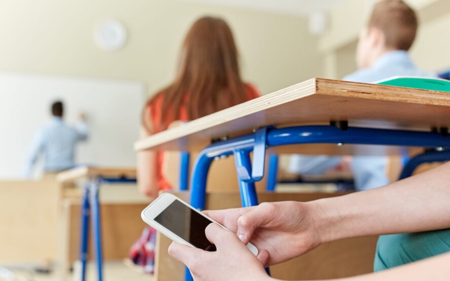 Il social che fa bocciare a scuola: causa o effetto?